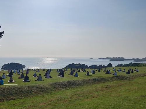 国立公園・種差海岸で行われる「種差朝ヨガ」。小鳥のさえずりと波の音を聞きながらやるヨガが至高