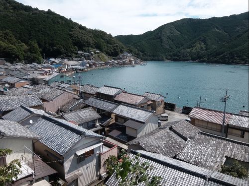 家が寄り添う漁村集落