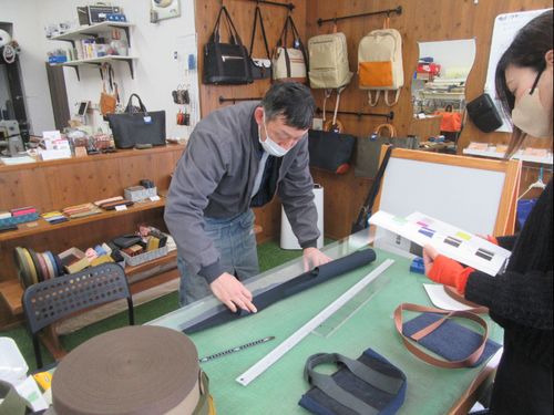 まずは材料選びから..カバンはたくさんのパーツでできていることを学びます