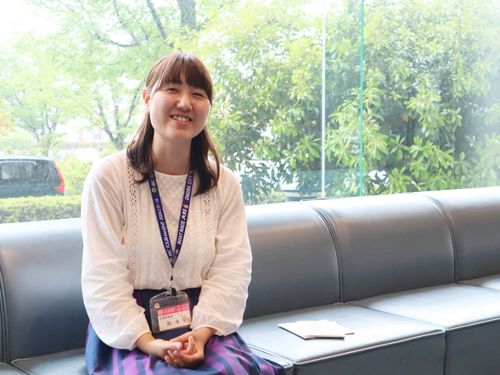 推進室に所属する移住コーディネーターの岡本さん。移住者の移住後の暮らしもサポートする