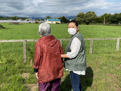 お散歩しましょう！向こうに馬がいるんですよ！