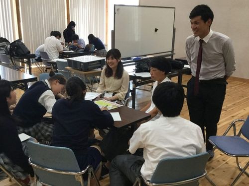 公営塾「神峰学舎」の様子。教科学習の他にも様々な分野のゲストを呼んで生徒と意見交換をする機会を設けています