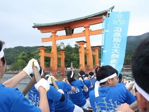 町に伝わる木造和船「櫂伝馬」で地域の人たちと一緒に宮島を目指す「旅する櫂伝馬」