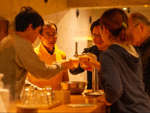 参加者と地域の方、ローカルパートナーの交流