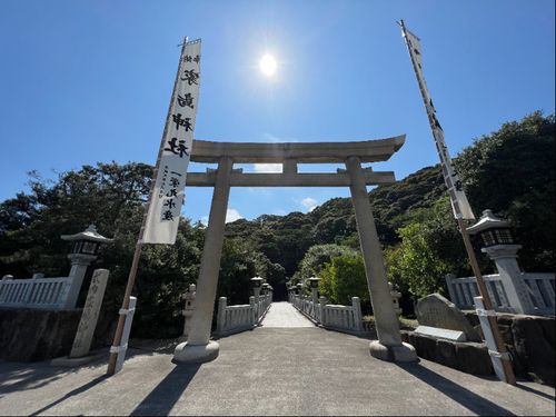 祭りの舞台。千年以上の歴史を持つ神武天皇も参詣した神社です。