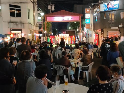 奄美市内のお祭り風景。老若男女問わず大盛り上がり！