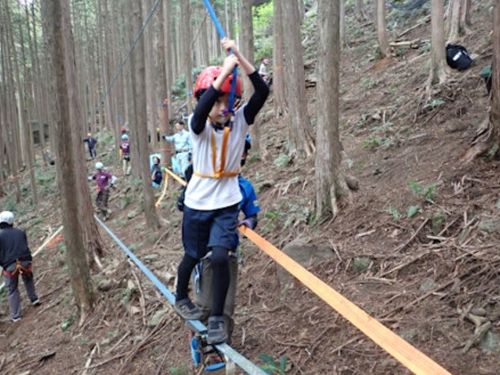 林業の山そのままを遊ぶ「山育」