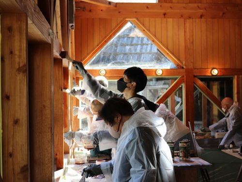 地域の協力者が集い、旧校をみんなでリノベーションする様子