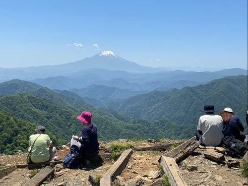塔ノ岳山頂のようす