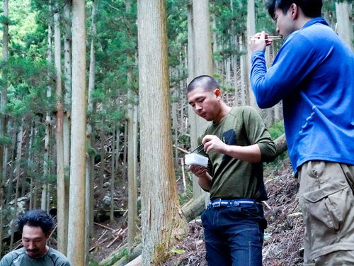 ３年目のインターンシップでは、村内の林業で活躍されている方のもとで修行をし、事業の知識を養います。この日の現場では、いつもみんなで朝食を持ち寄り、食事をしてから作業をしています。