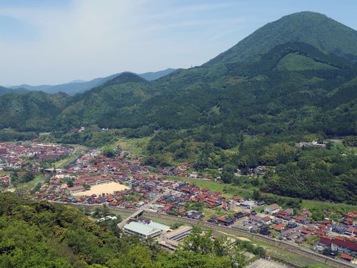 津和野町の街並みと青野山