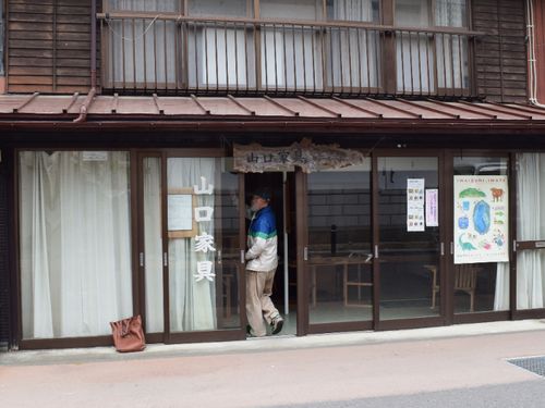 「山口家具」は町の中心部にショールームも持っています。