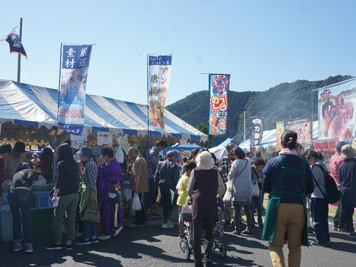 賑わうカツオ祭り。町内外からたくさんの人が訪れます。