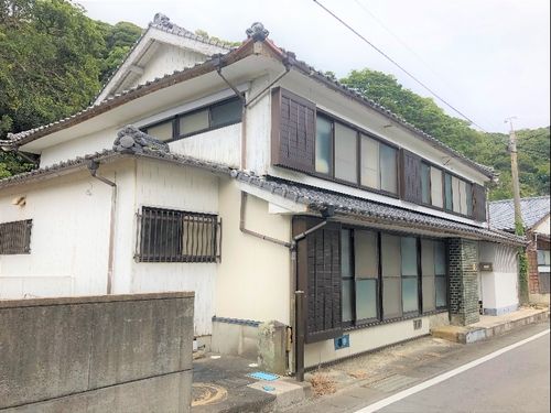 奈留港ターミナルの近くにある古民家です。