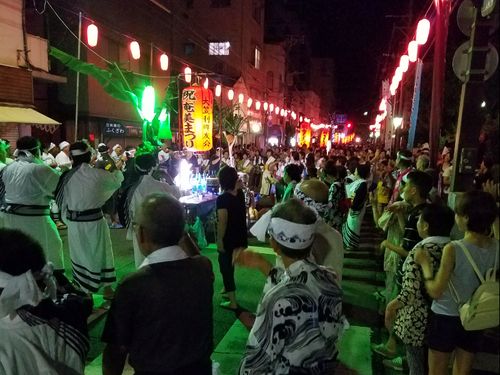 お祭りではみんなで踊ります