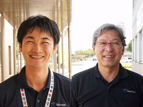 担当職員の山下さんとともにミッションに取り組む観光特産品協会事務局長の大迫さん