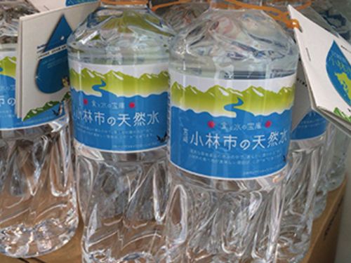 70箇所以上から湧き出る小林市の水のペットボトルパッケージ