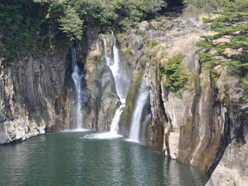 須木地区にある小野湖とままこ滝