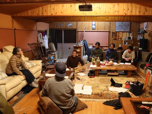 新規就農者などで構成する生産者団体「曽爾FOOD」の会合風景。農林業公社も販路開拓や共同配送などでサポートします