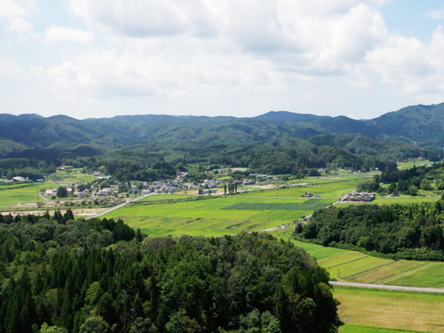 高原の山あいにある美しい村
