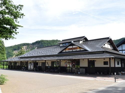 交流拠点のガイダンスセンター兼産直レストラン「若神子亭」