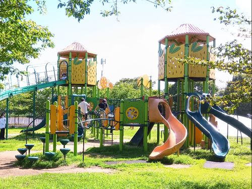 公園には子供の遊具もあります