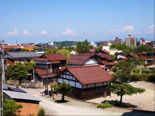 市役所のある大聖寺地区は寺院や町屋からなる風光明媚な町並みも特徴