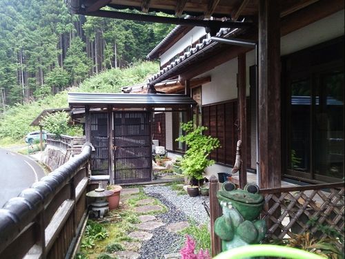 まるで旅館のような佇まいの玄関
