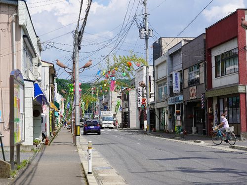 夏祭りの飾りで彩られた町