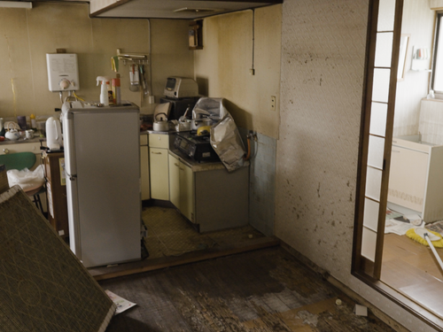 床や畳などにシロアリ被害があるので要確認。