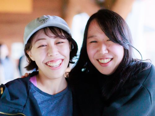 町を散策する仲間とのひと時