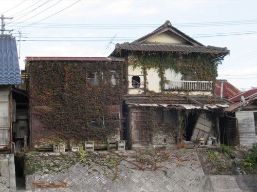 家の裏側。改修より建て直しのほうが楽かもしれません。