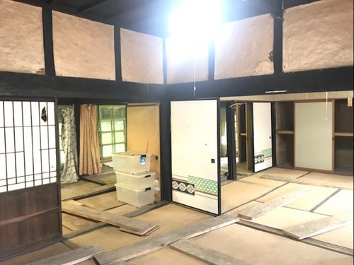 床、畳、壁など老朽個所が多いがDIYや修繕のやりがいがありそう。