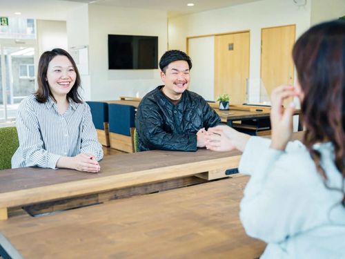 ↑終始笑顔のにぎわい創出課の稲井さん（左）と小野川さん（右）。