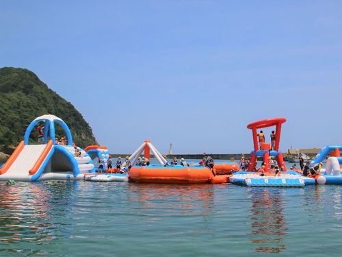 こどもも大人も夢中！海上アスレチック「たけのチックラグーン」