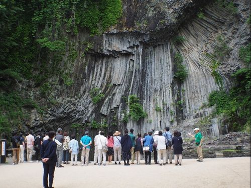 玄武洞のガイド風景