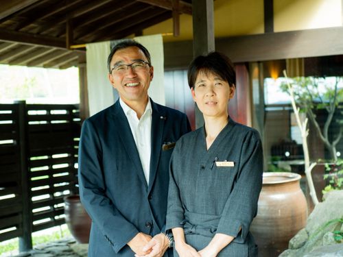 移住スタッフにとっては島の父母のような存在でもある店主と女将