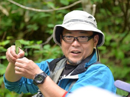 館長 佐々木さん。根っからの生き物好き！2022年6月には、著書「本気で遊ぶ大人に子どもはついていく: 自然は未来を育てる学びの場」が出版されました！