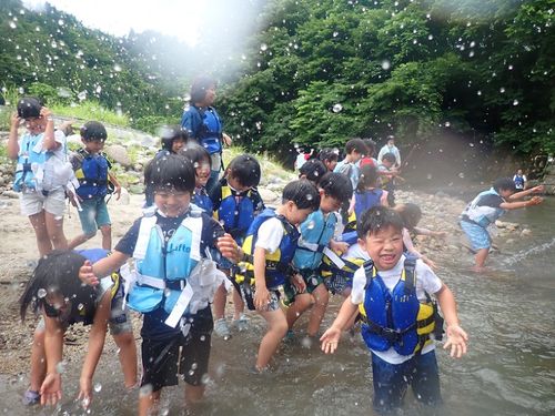 水かけ合戦開始！テンションMAX で、川の冷たさ、川底の感触を確かめていきます《リバートレッキング》