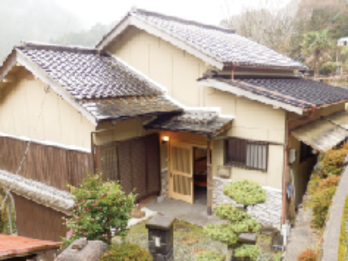 【ツアーで見学するところ① 住まいる住宅】村が空き家を回収し、主に子育て世帯に賃貸する住宅です。他にも村営住宅や空き家の紹介も行っています。