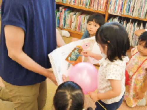 【ツアーで見学するところ③ 川上村立図書館】豊かな森と水に囲まれた木のぬくもりのある、奈良県では唯一の村立図書館です。