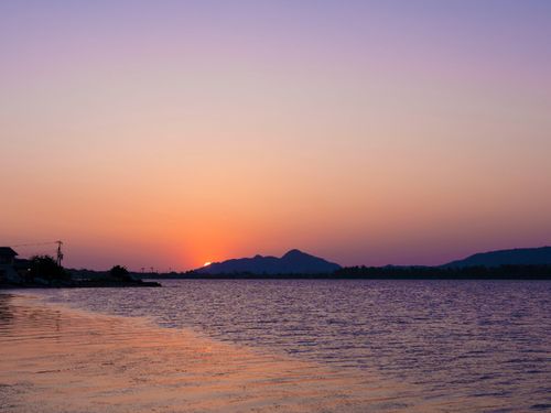 天橋立で外海と隔てられた特異な海、阿蘇海の朝焼け