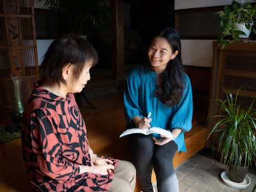 地元の方のお話を聞く大人の島留学生