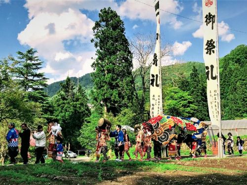市内での獅子舞の様子