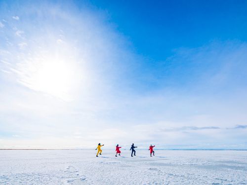 厳冬期に野付半島の内湾が凍って現れる「氷平線」。凍った海の上を歩けるのは、ここ、別海町だけ。