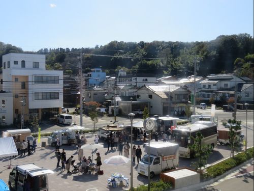 森本駅前広場　月に１回程度イベントが開かれています