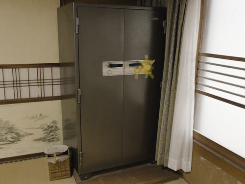 １階和室にある金庫。重さがあるので処分は手間取りそう。