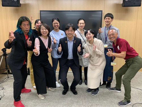 現役協力隊員（8名）と市長（中央）
