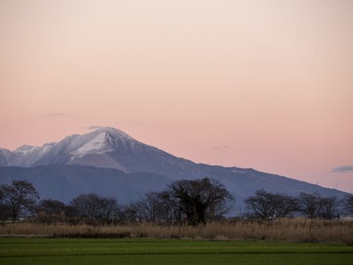 伊吹山と夕焼け（photo by KAWASE)