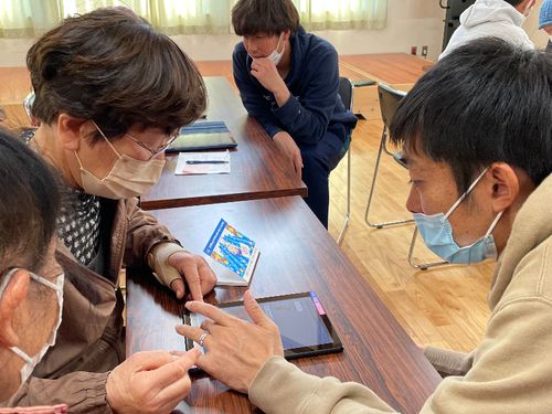 配布したタブレット端末サポートの様子
